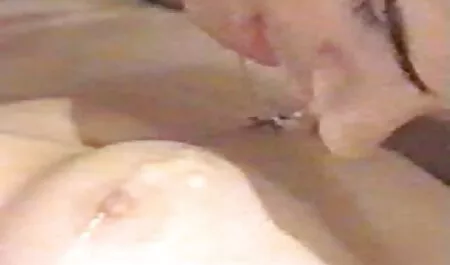 Gadis itu, yang kiri dengan lucah sexy guru,