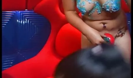 Jiran-jiran lucah janda pergi ke kamar mandi untuk mendapatkan langsing dan memperkenalkan dia untuk tidak lelucon.
