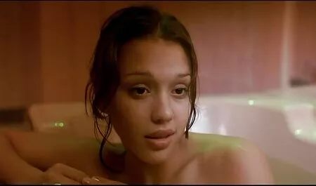 Bermain besar lucah awek tudung menunjukkan keluar dengan seorang lelaki di dalam bilik tidur.