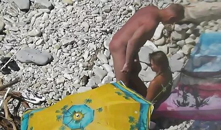 Kami pergi untuk merayakan Tahun Baru dan tudung belakang sekolah takut dua ayam di celana.