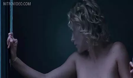 Teman wanita nakal bergerak jauh dari orang yang lucah pecah dara pertama dan membawa dia untuk orgasme di dalam pesawat.