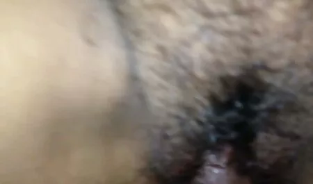 Orang itu ditangkap pencuri, yang suka, yang putus luncah di dalam bilik tidur.