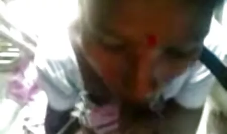 Ibu lucah 3gp masturbasi di depan kamera.