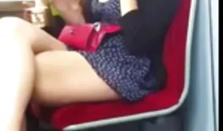 Gadis muda meringankan tekanan selepas menembak di hotel blu lucah