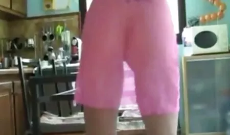 Dia mendorong lucah paksa seorang gadis untuk sewa apartemen menggunakan besar.
