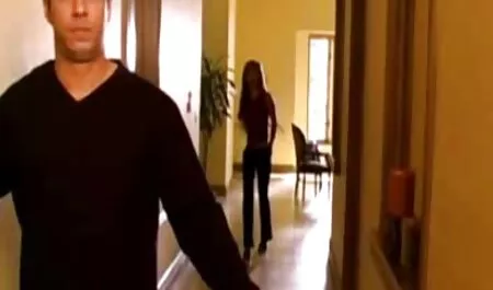 Kantor sendiri dan pengurus melihat pelanggan dan terikat lucah tudung hijau dengan seorang gadis lemah.