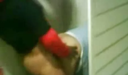 Tina Kai lucah bawah umur mengundang pacarnya untuk teh bar dan memberinya seekor keledai.