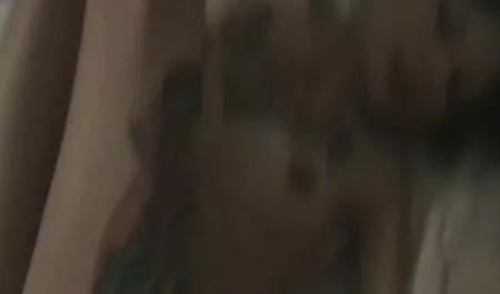 Seorang wanita muda yang cantik, orang berbaring di tempat tidur koyak. nabila huda lucah
