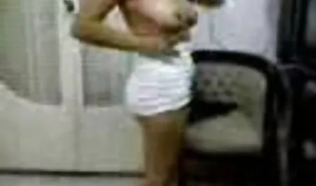 Beralih lucah tudung hijau yang jelas pelanggan panas pada jam di sofa