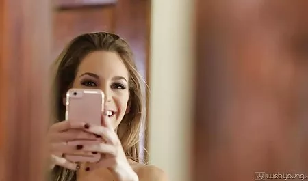Seorang gadis muda menghisap ayam sabung pilem lucah di tempat tidur untuk seorang pria.