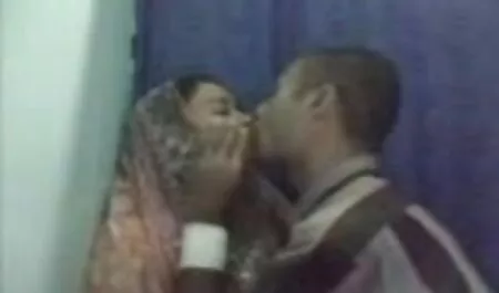 Dia budak sekolah kena jolok pulang dengan berjalan kaki dan tidak ada bebek di dalam bilik.