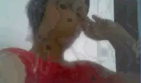 Dia meletakkan bangsal dalam video lucah baju kurung pakaian merah dan pergi ke Pelacur.
