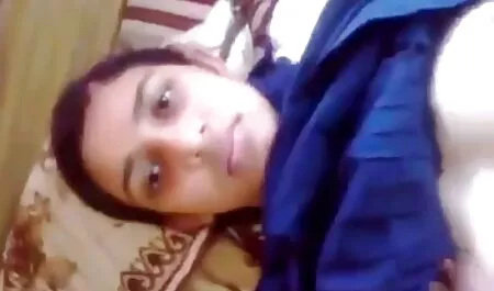 Dia memperkenalkan dirinya sebagai pengurus dan manfaat dari pekerja baru Elena corleone lucah amoi