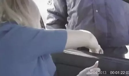Dia telah menelepon sebelumnya, mabuk dan tergoda teman wanitanya. video sex awek sekolah