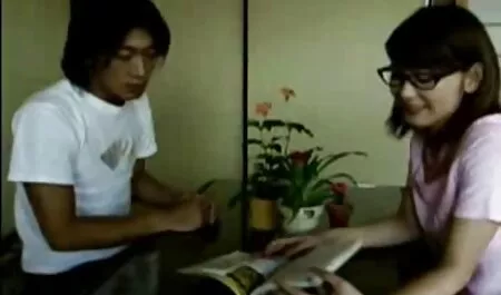 Jiran-jiran budak kecik lucah janggut besar dan curly ekor melihat orang latin.