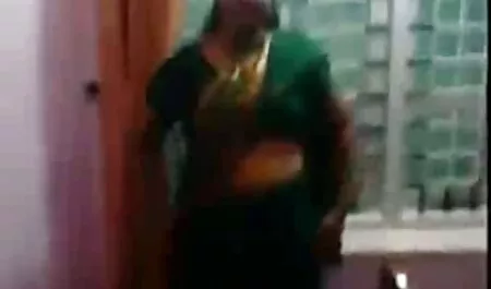 Berfikir tentang doktor gigi dan menjaga pasien di organ-organ artis lucah mulut.