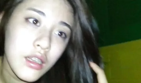 Aku menyewa bilik dan melompat ke cikgu suraya bogel tetangga untuk pertama kalinya.