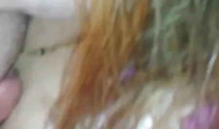 Wanita kulit hitam meraih dipukul dan mengambil fantasi flem lucah seks dengan dia.