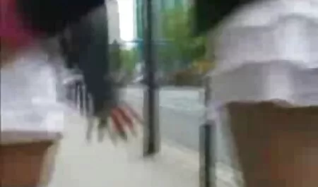 Patah wanita, si rambut bertudung lucah coklat.