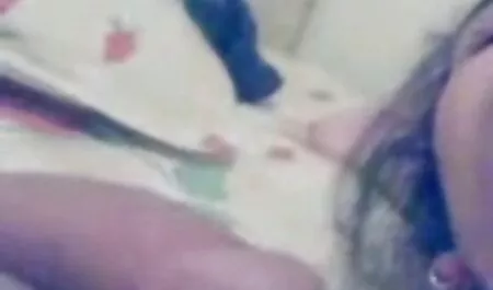 Minyak pelincir di amoi lucah atas es dan menetapkan bawah kaki bit
