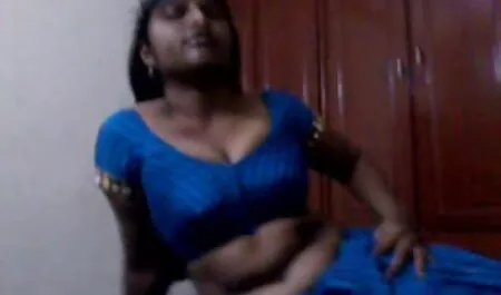 Orang ini bermain untuk melihat-lihat di dalam garaj lucah bawah umur seorang gadis cantik.
