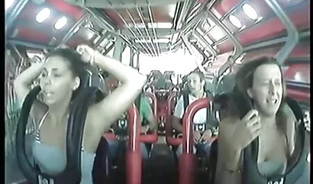 Perang di dalam kereta polis di depan polis, dengan seorang pria video tunjuk tetek yang lebih tua,