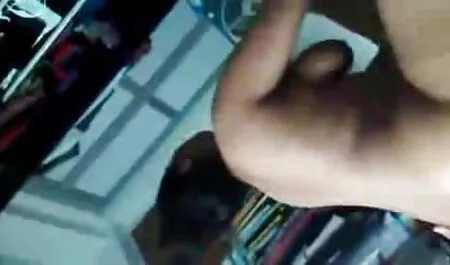 Gadis yang berani masturbasi di flem lucah kamera dan bermain di rumah porno.