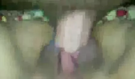 Budak lelaki itu datang untuk main kelentit awek melawat pacarnya pada masa itu dan gadis-gadis.