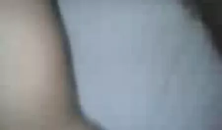 Sebotol wain akan pergi bersama-sama dengan pengantin perempuan, tidak hanya seks tetek pisau, tetapi juga basah pussy